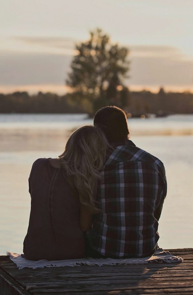 koppel kijkt uit op de horizon